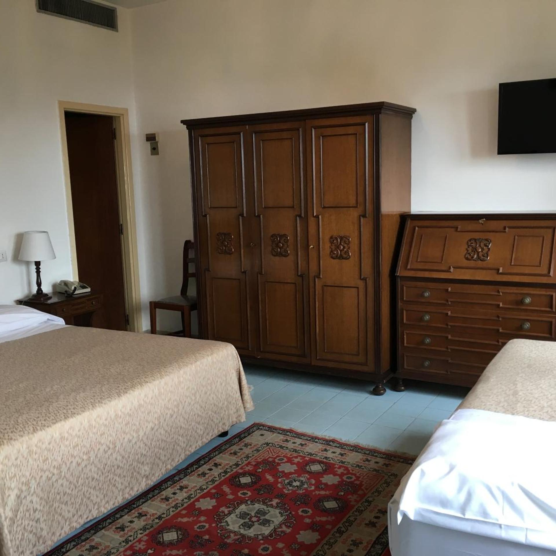 Room, Quadruple