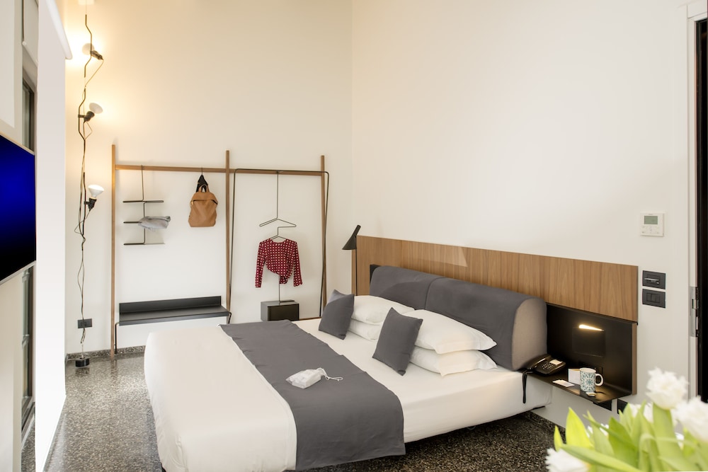 DELUXE, DOUBLE OR TWIN BED