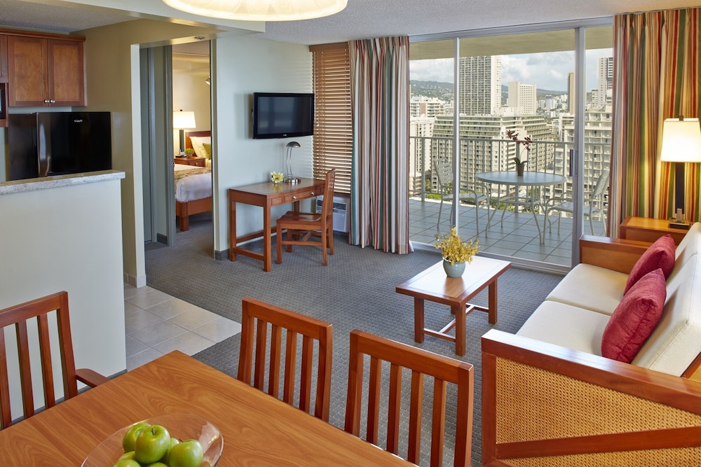 Pacific Monarch Hotel 37/73