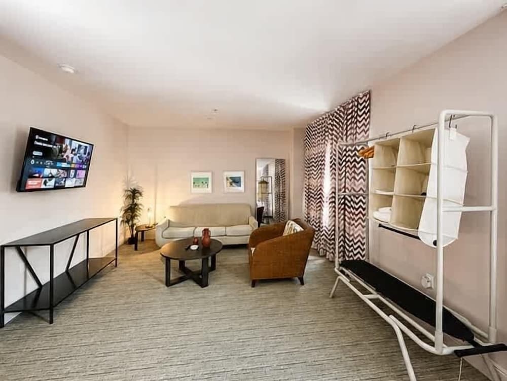 The Astor by LuxUrban 24/30