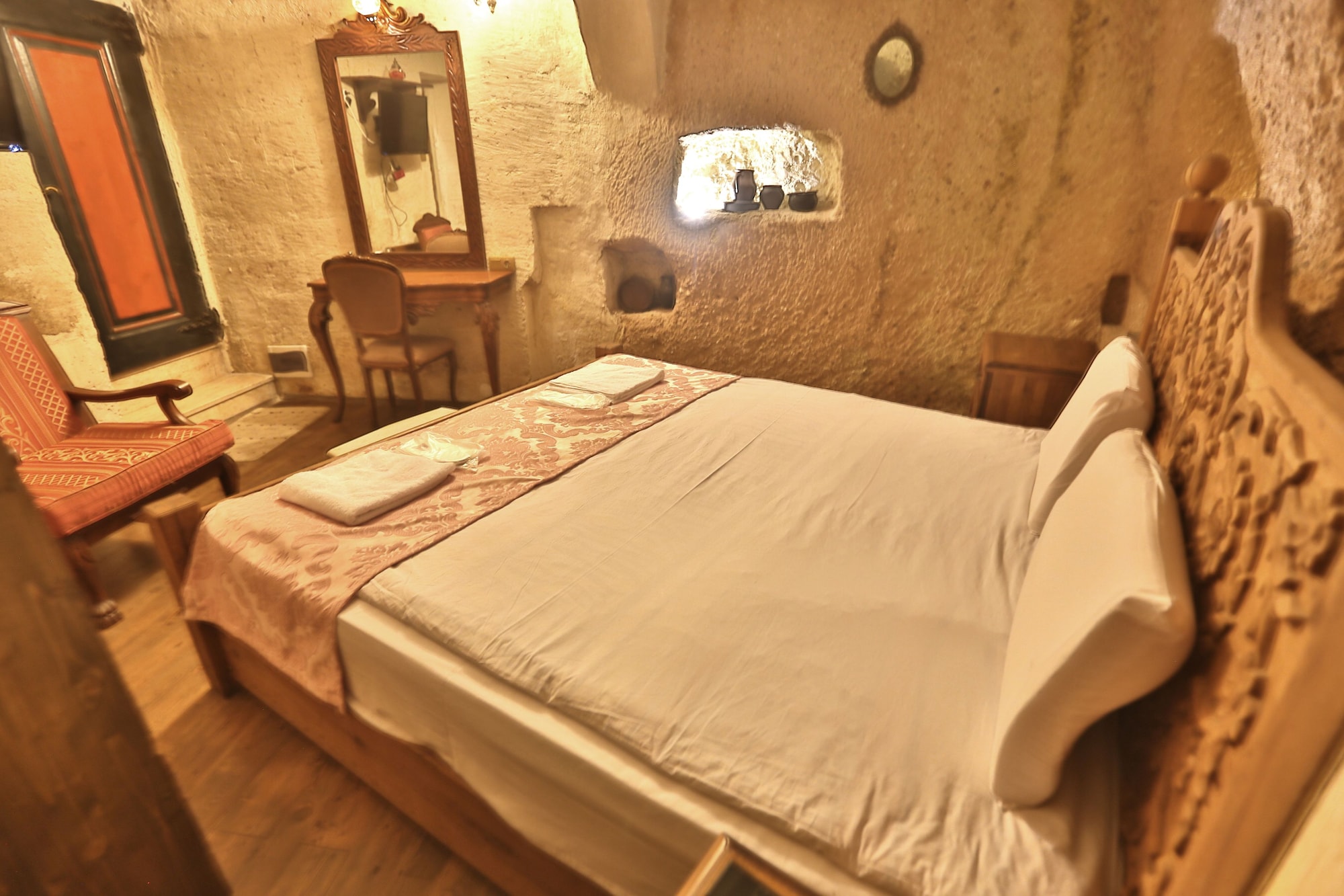 ROOM, DOUBLE BED