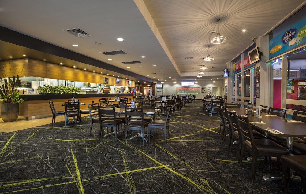 Nightcap at Coolaroo Hotel 32/52