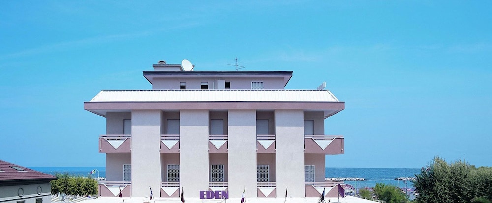 Hotel Eden 3/64