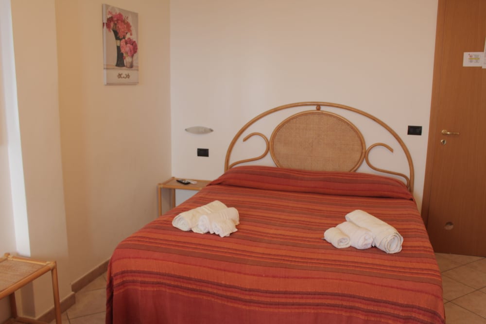 Room, Triple, 1 Queen and 1 Single Bed, Hill View