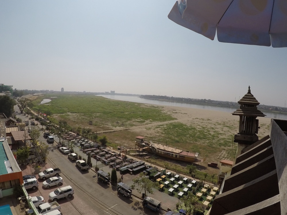 Sengtawan Riverside Hotel 21/23