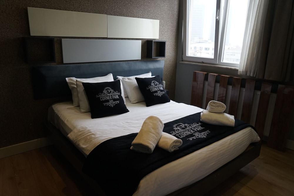 Corner Park Suites 16/50