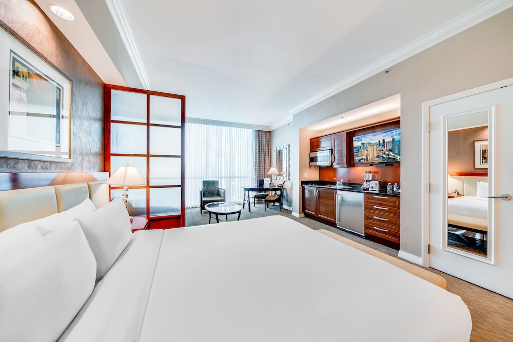 SIGNATURE, CONNECTING, MULTIPLE BEDROOMS, SUITE, BALCONY