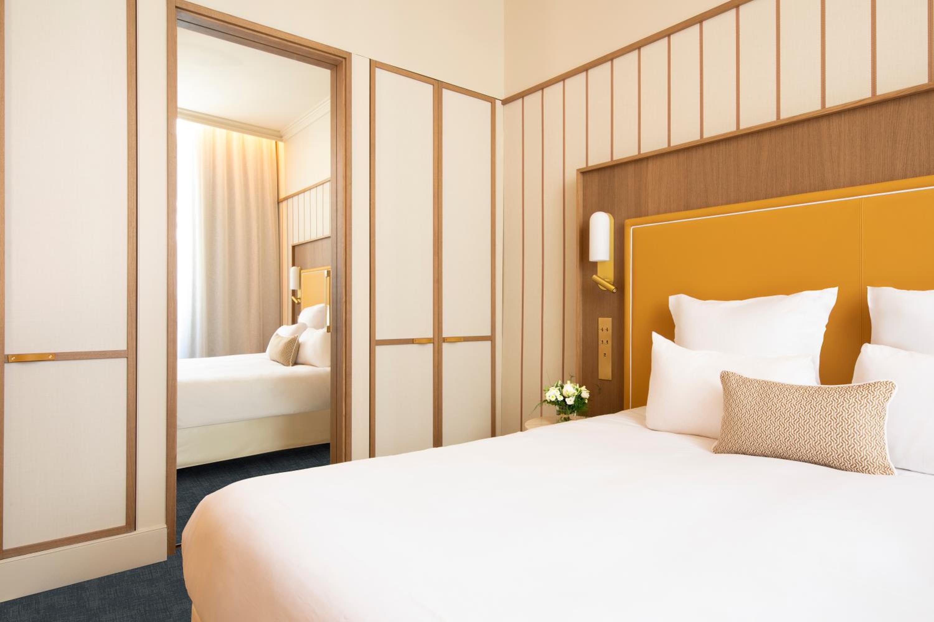 Junior Suite, Queen Bed, Street View, Sofa