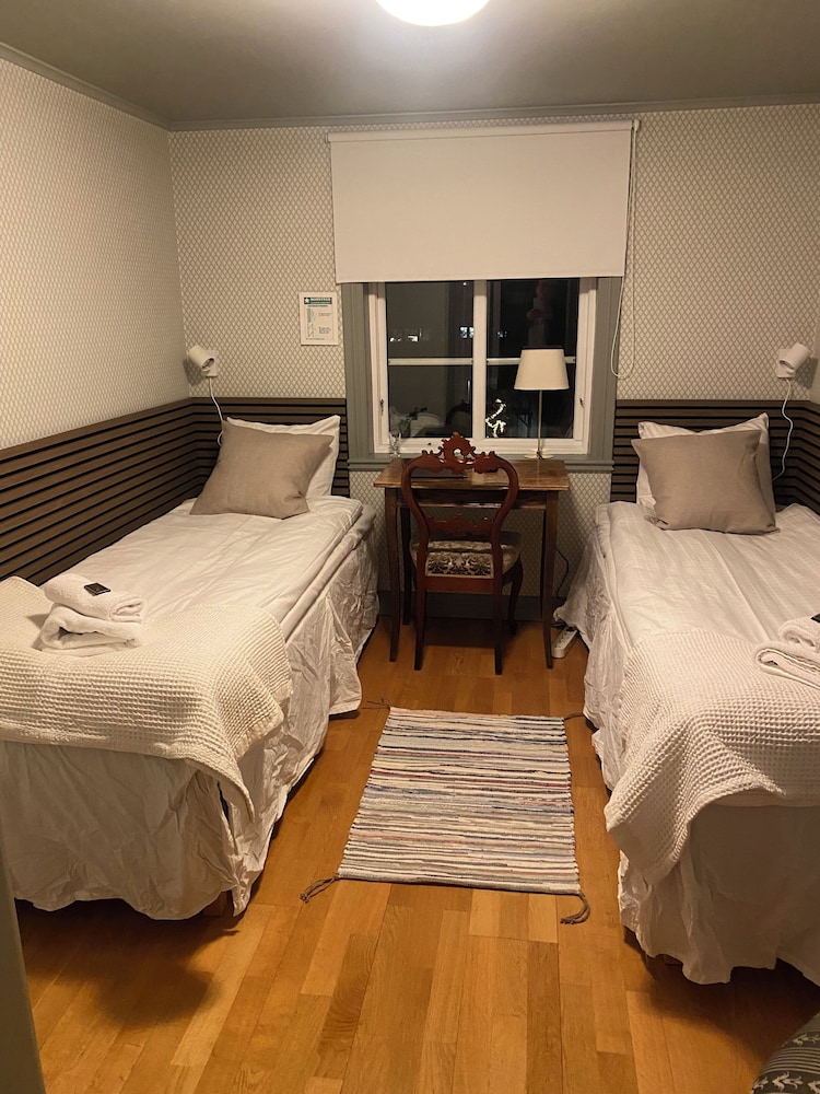 Basic, Twin Beds, Shared Bathroom