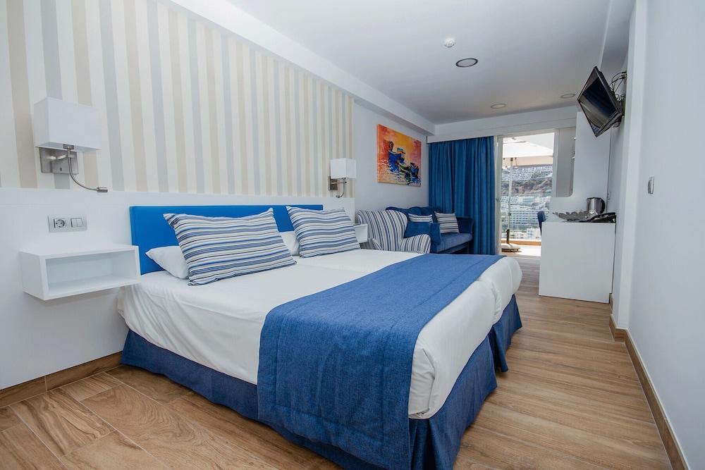 SUPERIOR, DOUBLE BED, PARTIAL OCEAN VIEW, BALCONY, TOP FLOOR