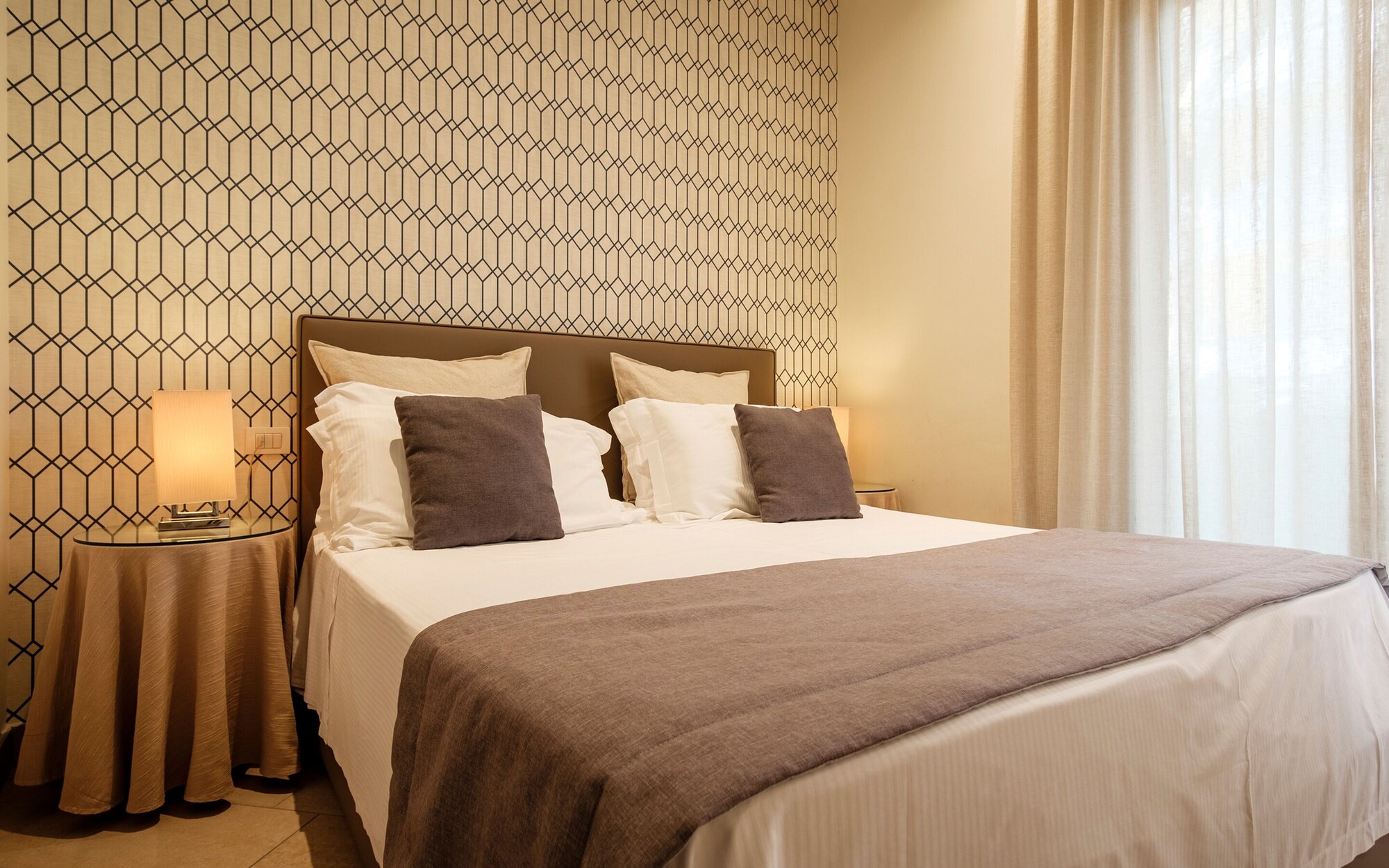 شقة بريستيج بسريرين كوين مع أريكة، Residence Charming Apartments 6/10