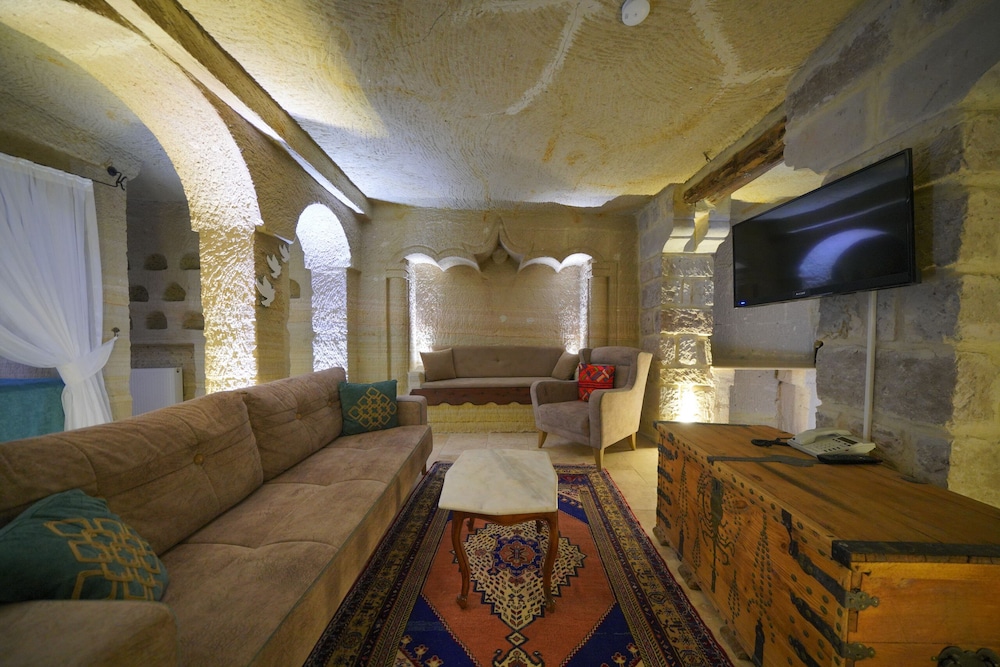 Holiday Cave Hotel 58/81