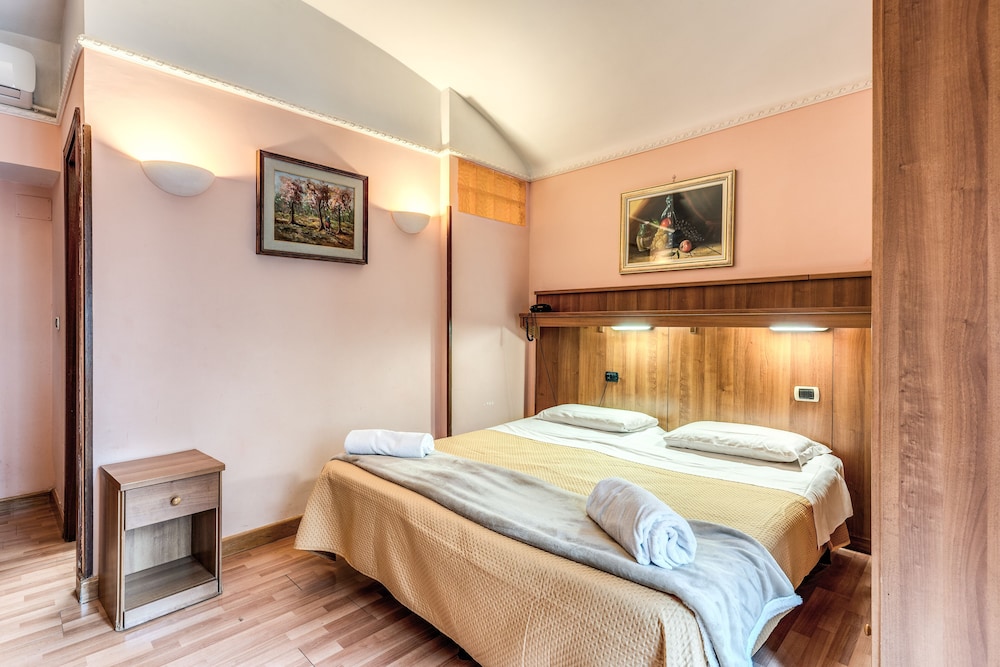 ROOM, DOUBLE BED
