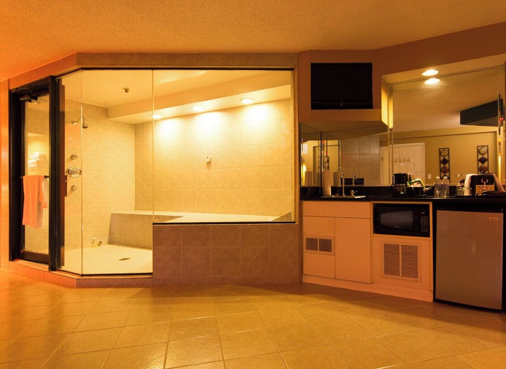 Essence Suites 4/28