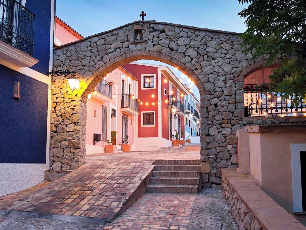 Occidental Pueblo Acantilado 4/50