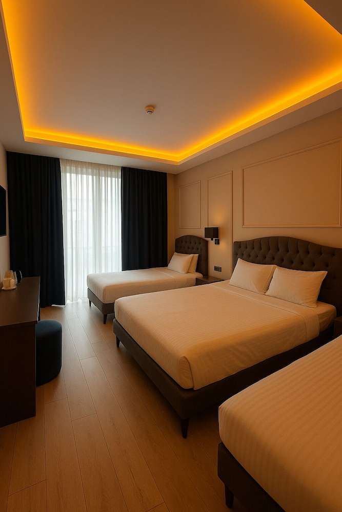 Deluxe, 1 Single and 2 Double Beds