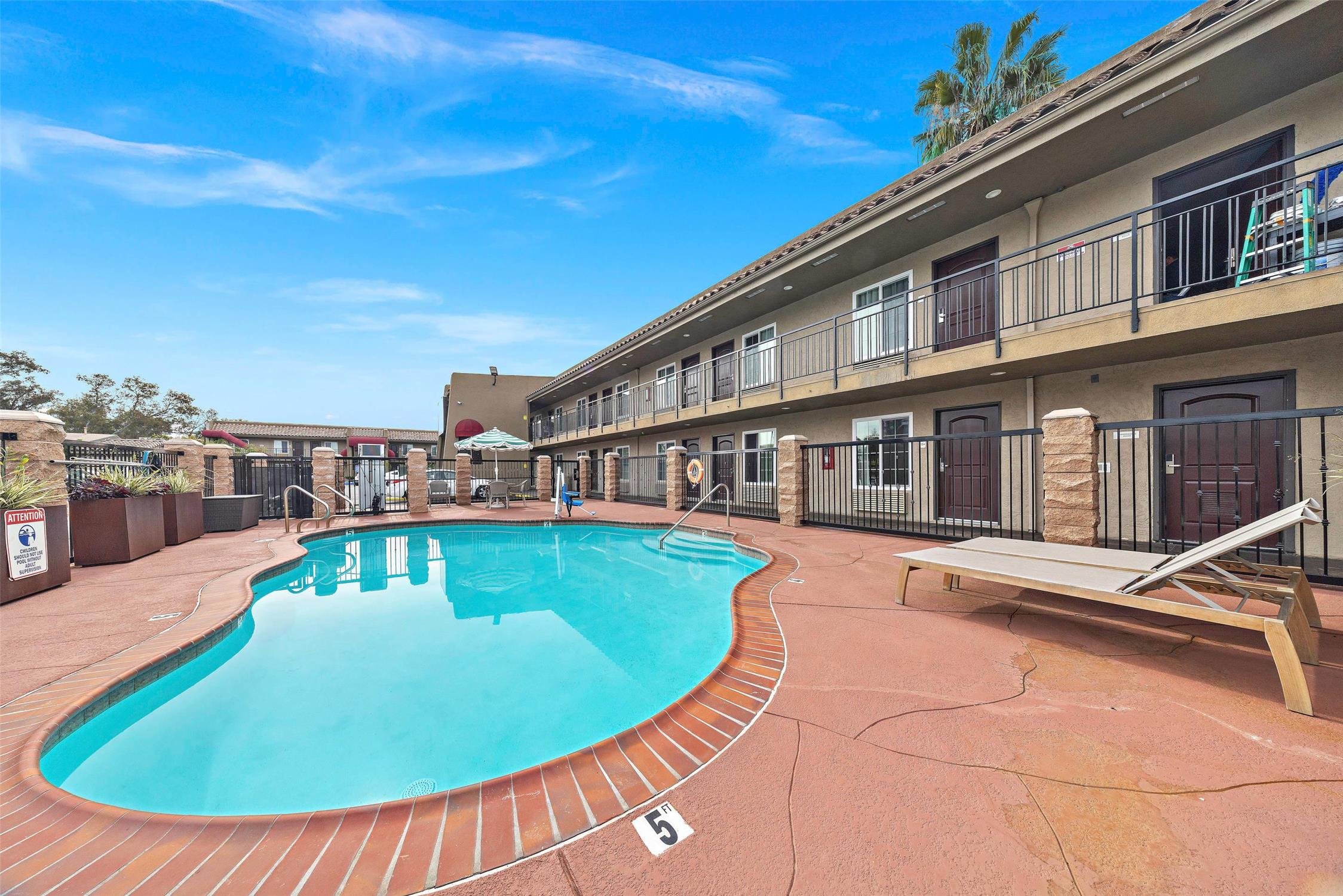 Econo Lodge Inn & Suites Escondido Downtown 43/48