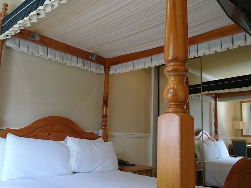 Gleniffer Hotel 8/24