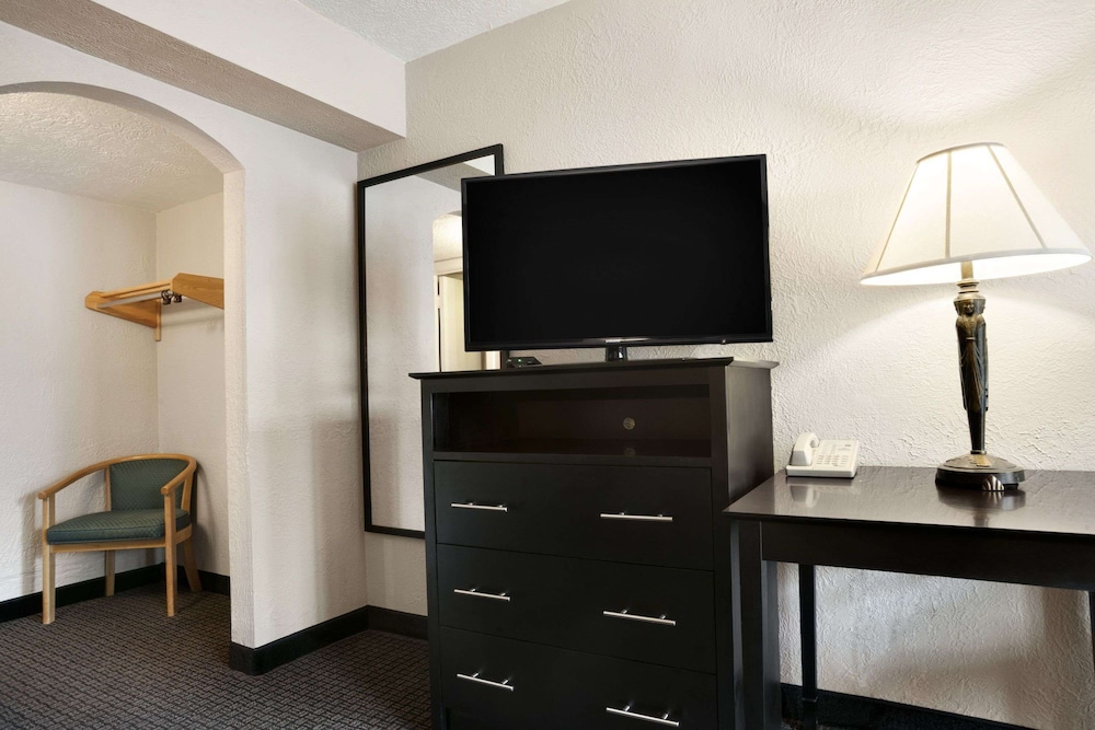 Travelodge by Wyndham Traverse City MI 25/27