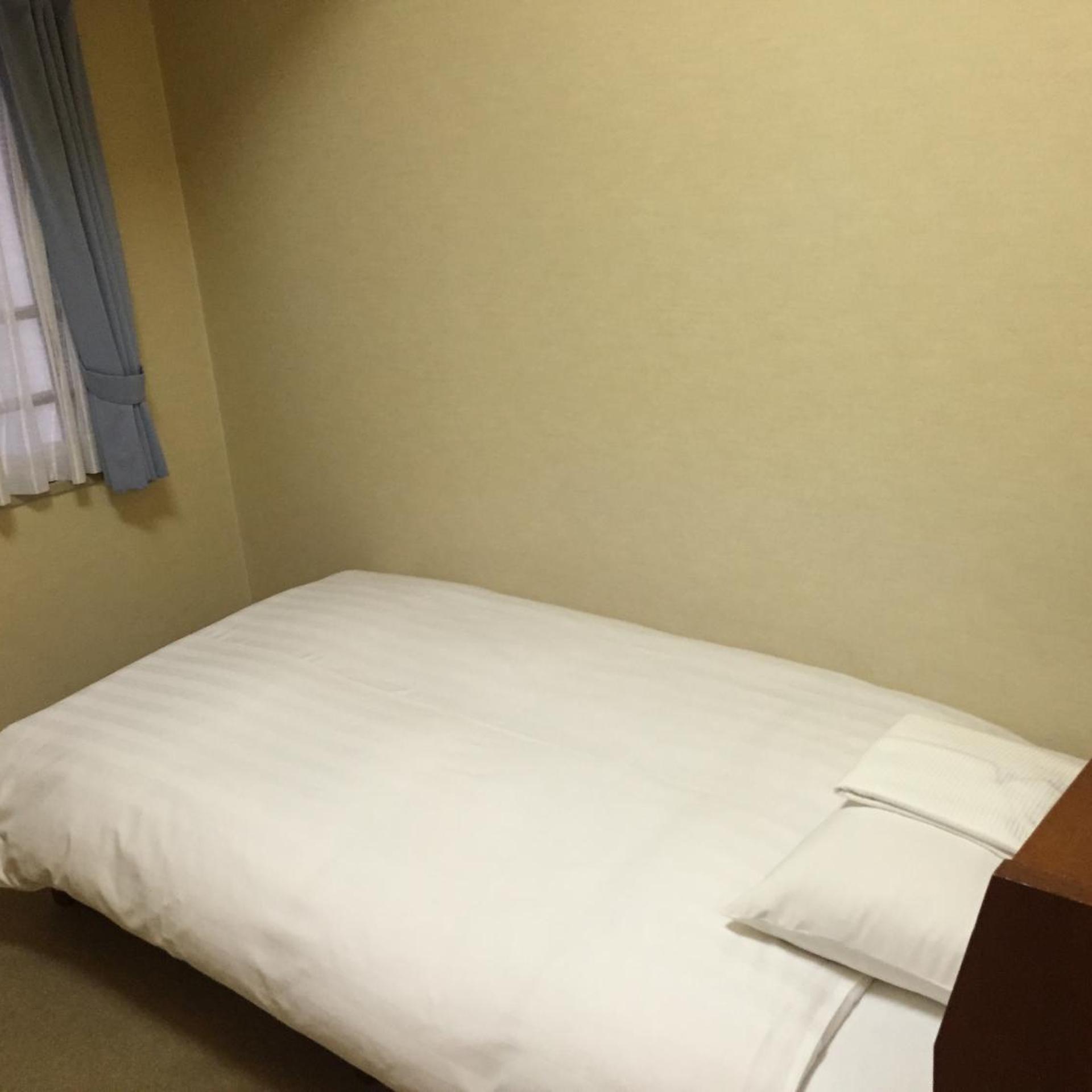 ROOM, SINGLE, SMOKING