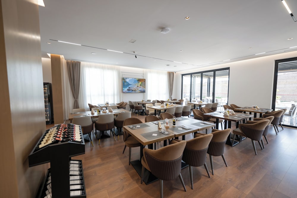 Airport Holiday Hotel 50/50