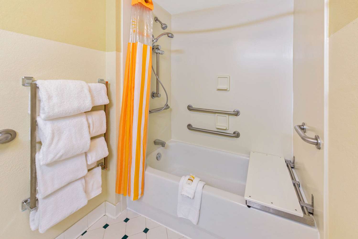 La Quinta Inn & Suites by Wyndham USF (Near Busch Gardens) 54/54