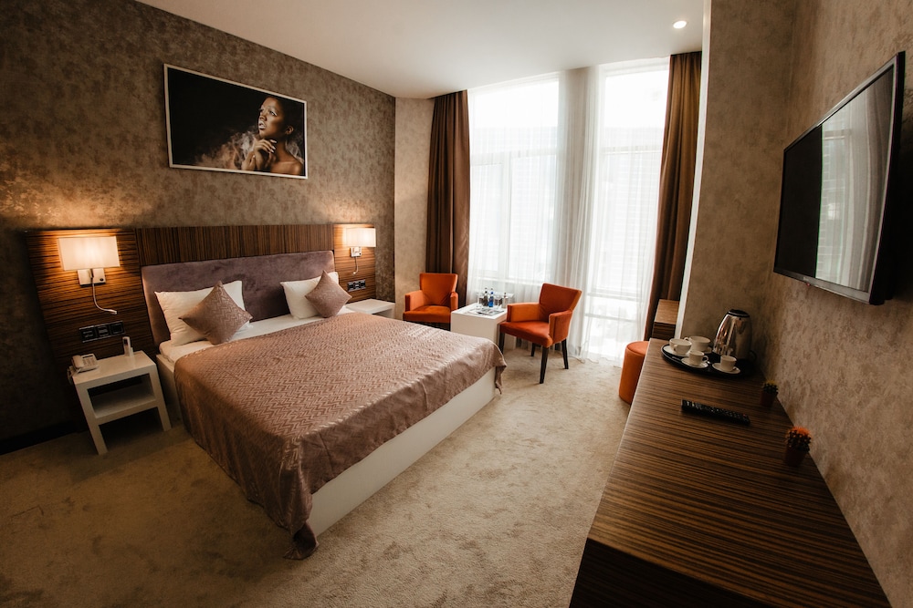 DELUXE, DOUBLE BED