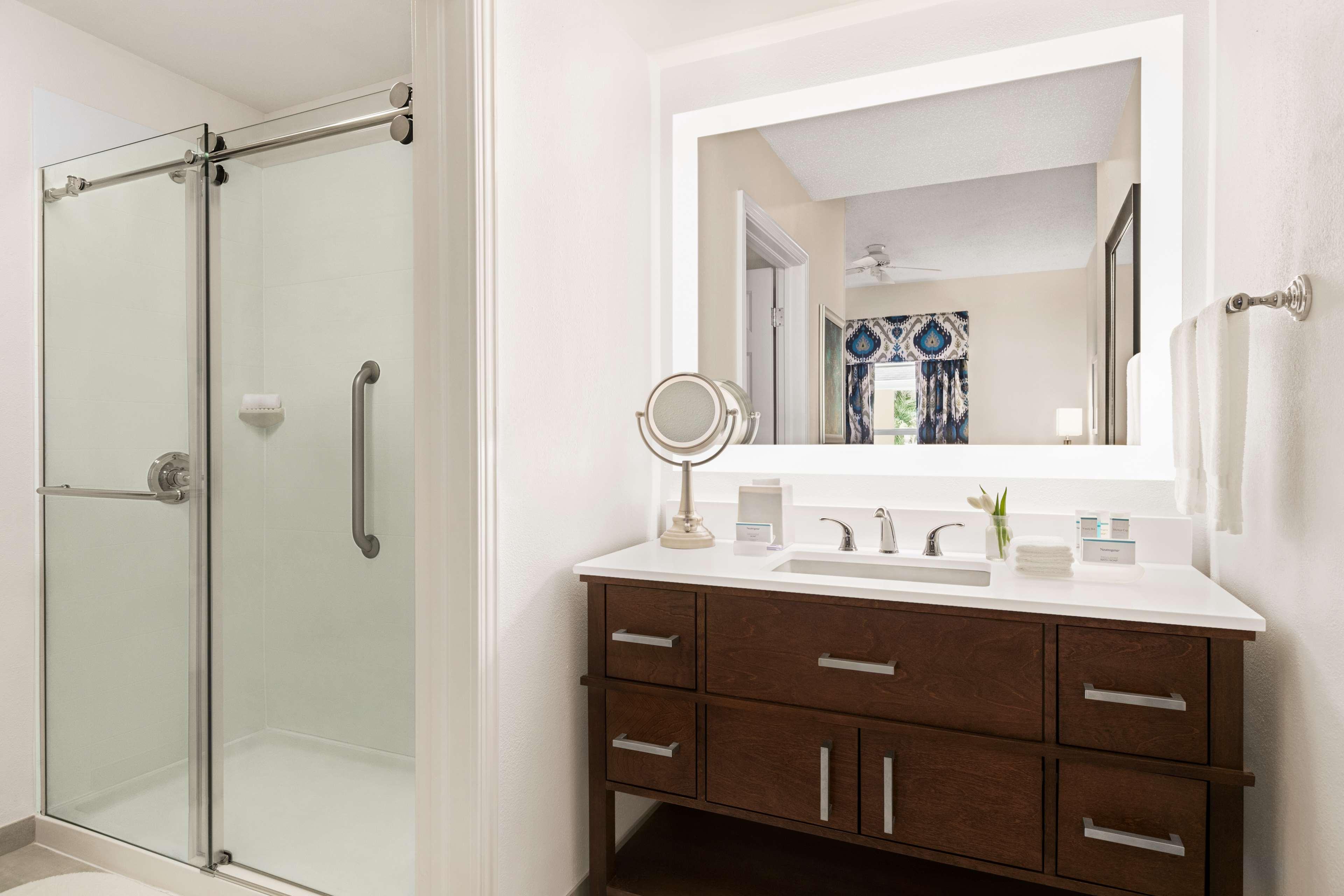 1 Bedroom, Suite, King Bed, Pool Side، Homewood Suites Fort Myers at the Bell Tower Shops 2/2