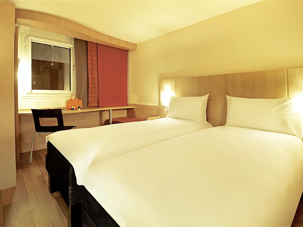 APARTMENT, TWIN BEDS