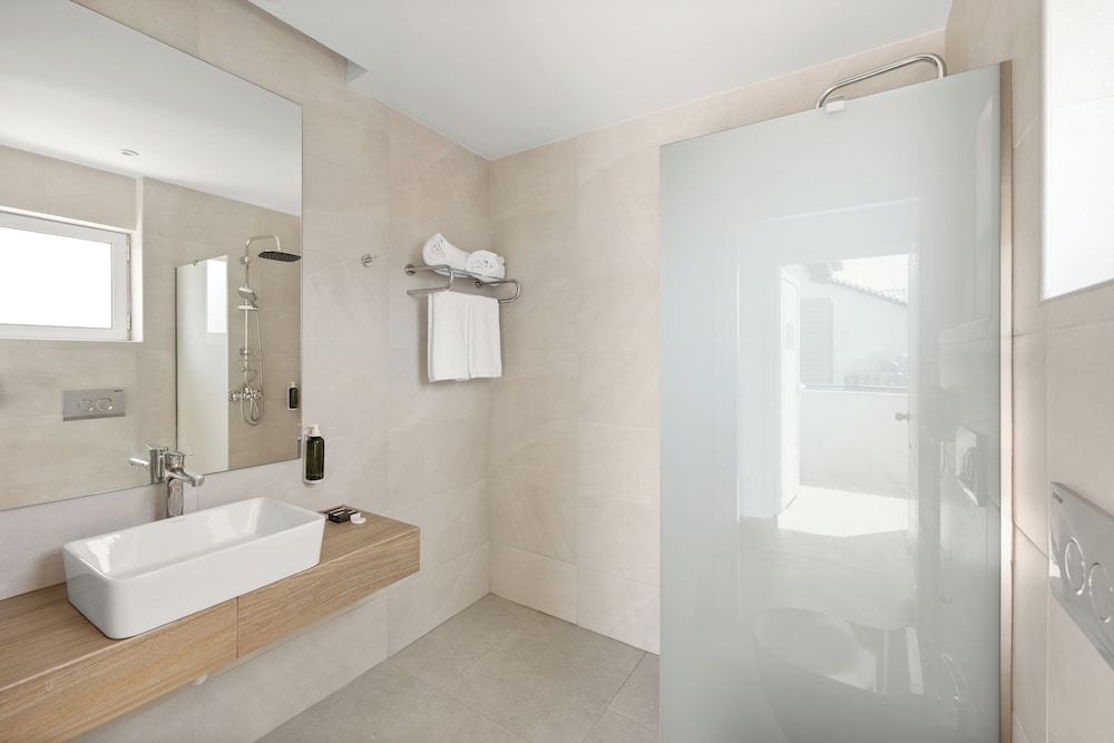 White Olive Marine Aquapark 68/69