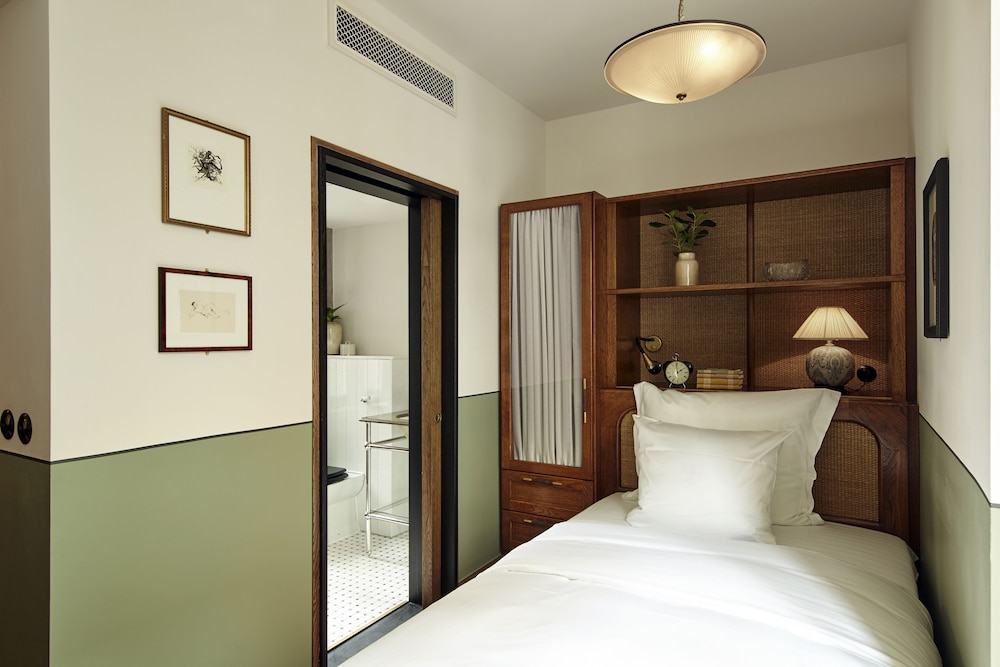 ROOM, SINGLE