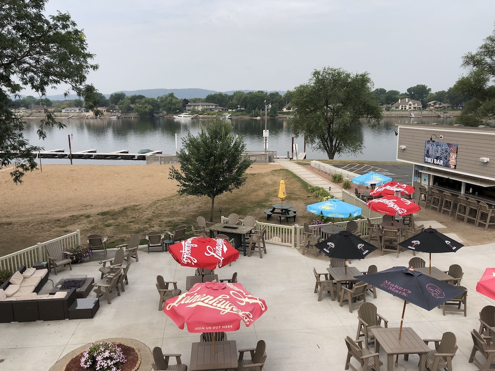 AmericInn by Wyndham La Crosse Riverfront Conference Center 40/45