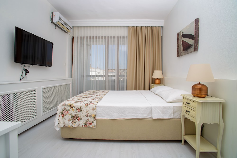 STANDARD, DOUBLE OR TWIN BED, BALCONY