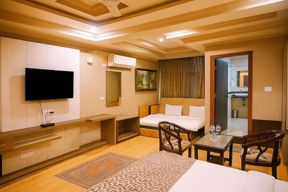 Crown Plaza Residency 26/35