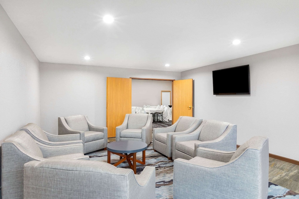 AmericInn by Wyndham Pella 27/43