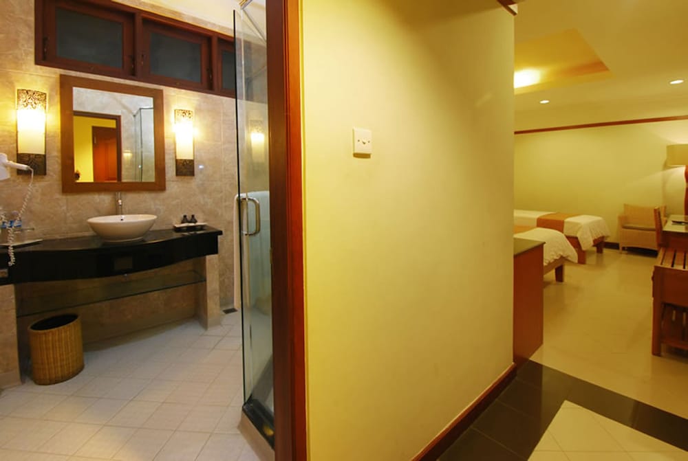 YULIA BEACH INN 37/67