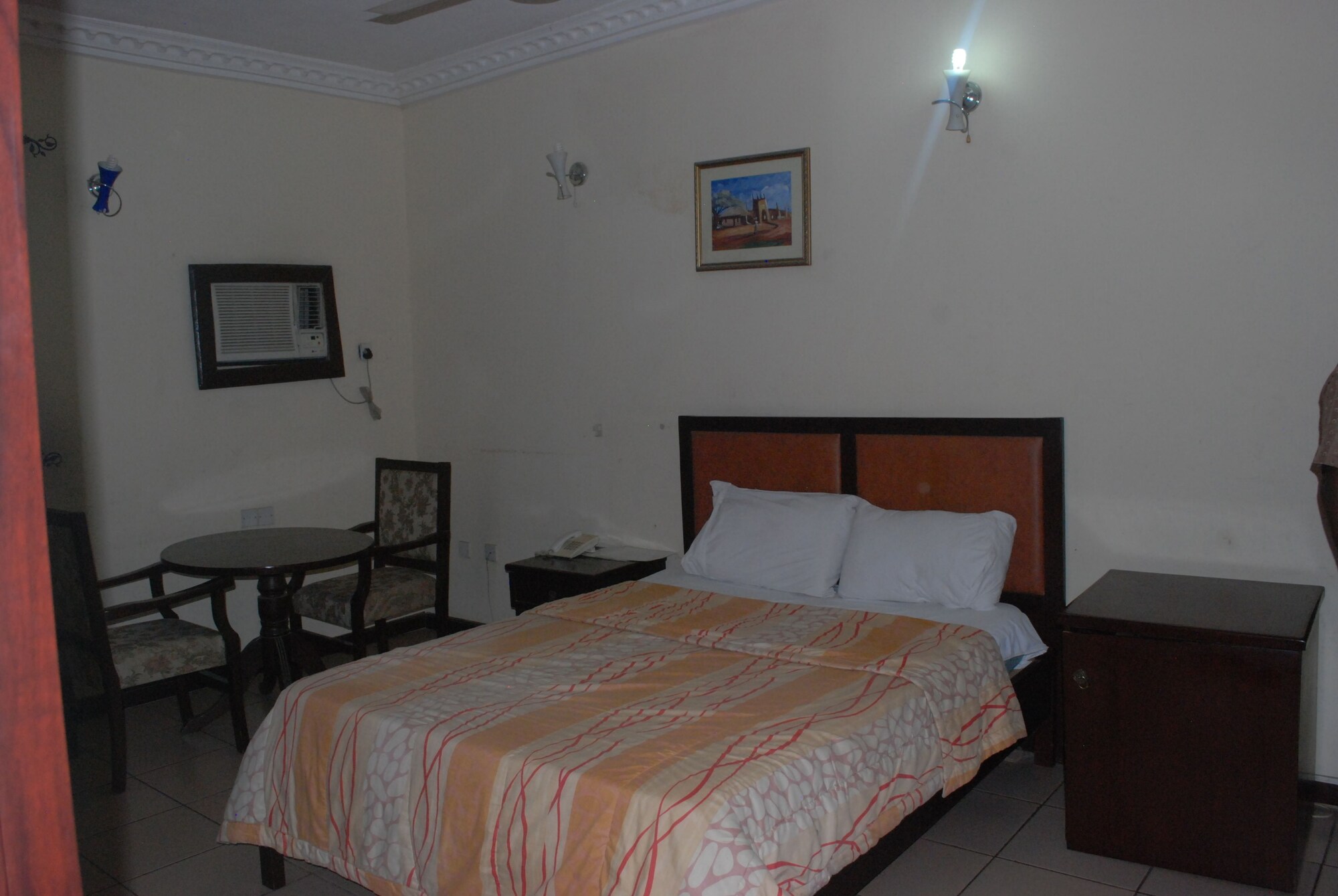 SUPERIOR, QUEEN BED
