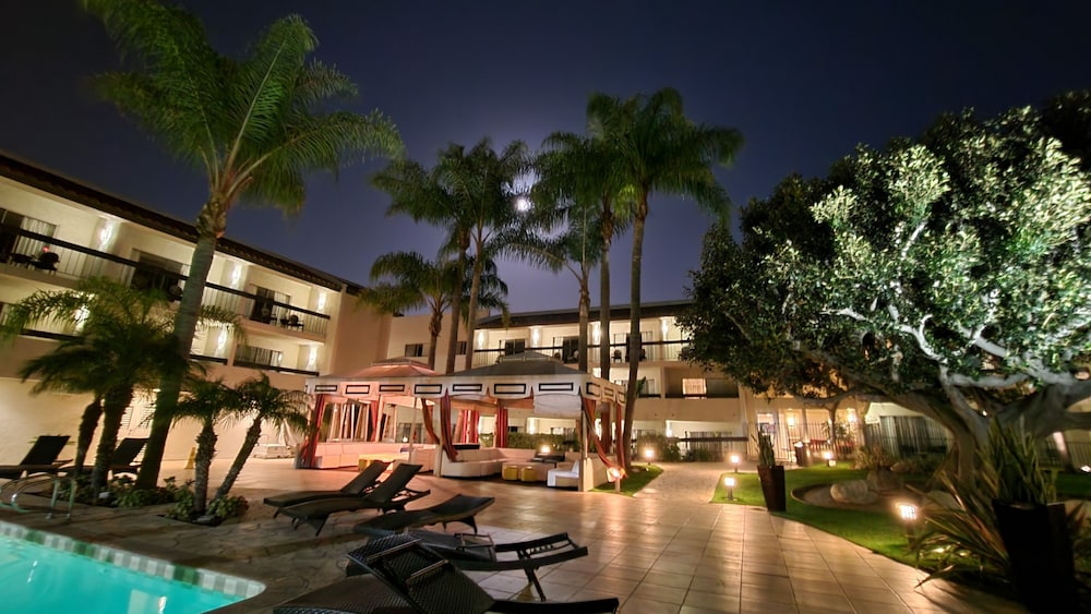 Atrium Hotel at Orange County Airport 12/61