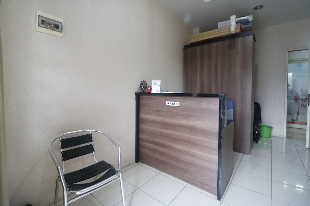 RedDoorz Apartment @ Green Lake View Ciputat 5/18