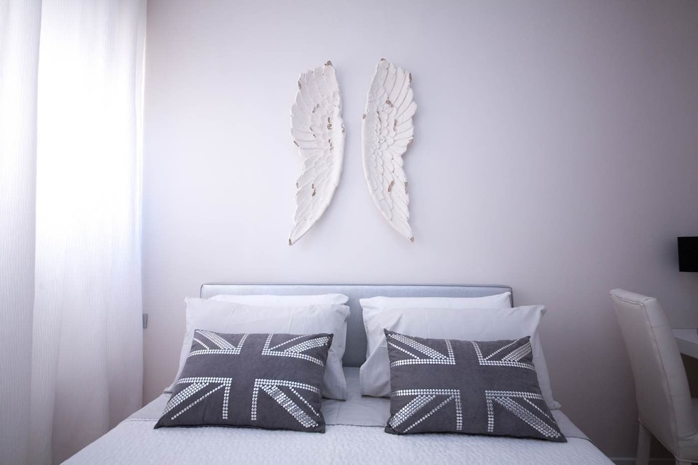 Suite 136 Luxury Rooms 2/50