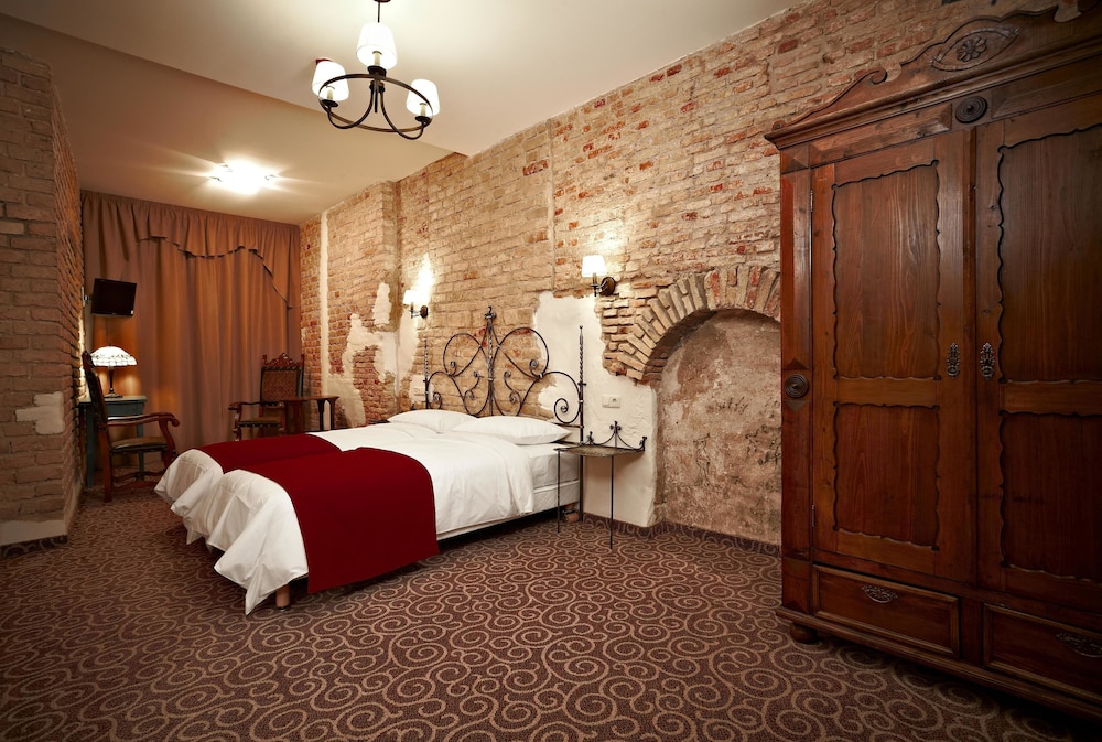 SUPERIOR, DOUBLE OR TWIN BED