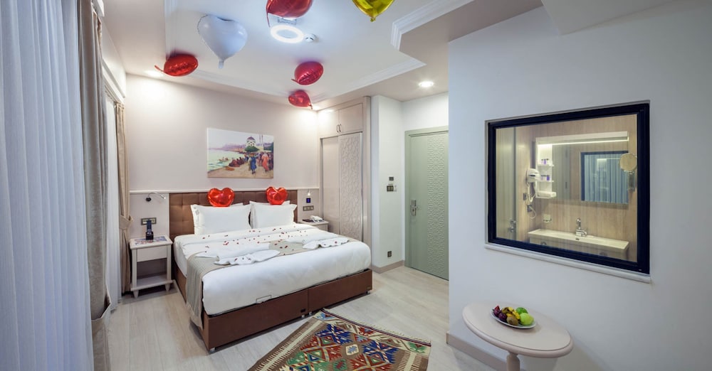 SUPERIOR, DOUBLE OR TWIN BED