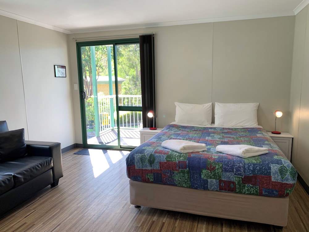 RIVERVIEW TOURIST PARK 11/50