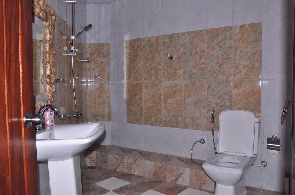 Yoho Elegance Range Resort 33/34