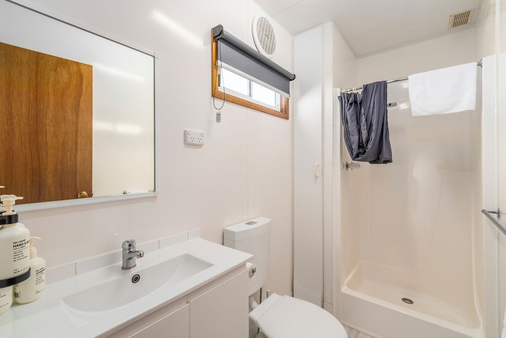 كابينة بسرير مزدوج وسرير بطابقين بغرفتي نوم، Eden Beachfront Holiday Park 10/10