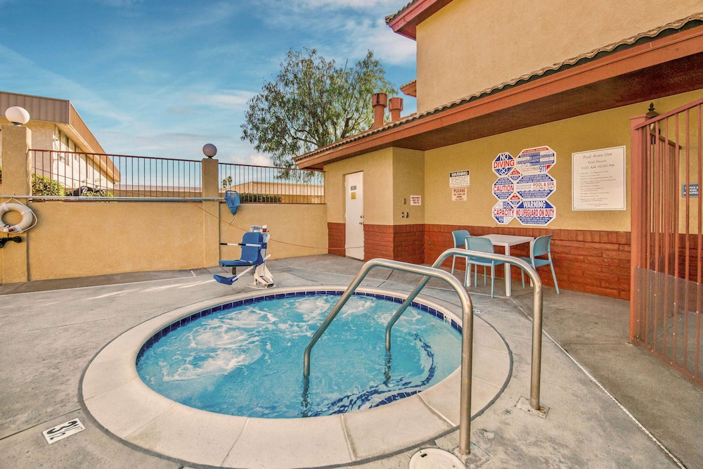 Hotel Fontana - CA 12/27