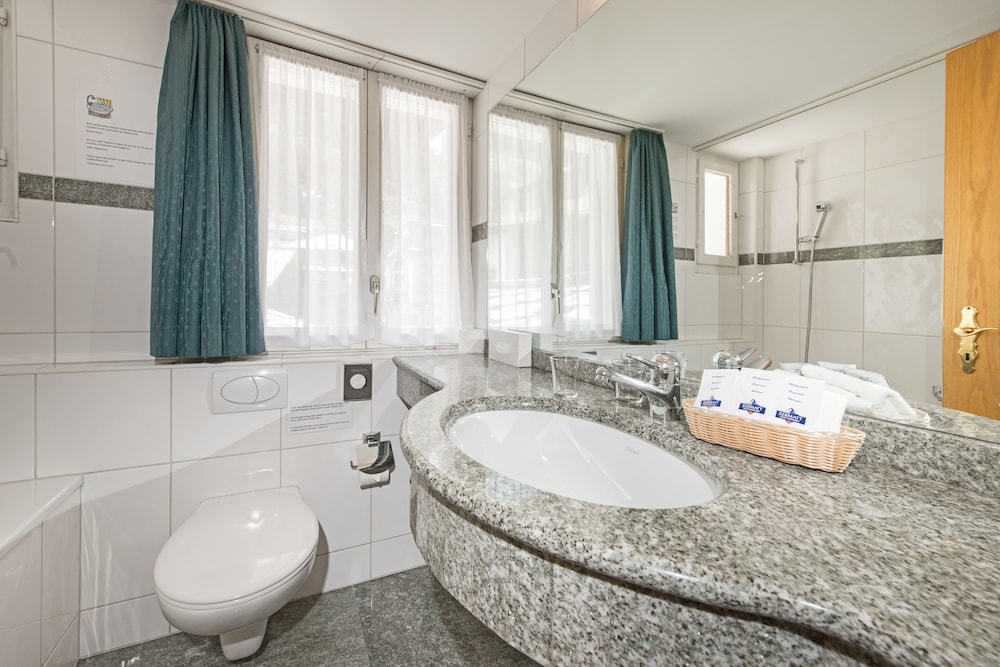 ROOM, DOUBLE BED