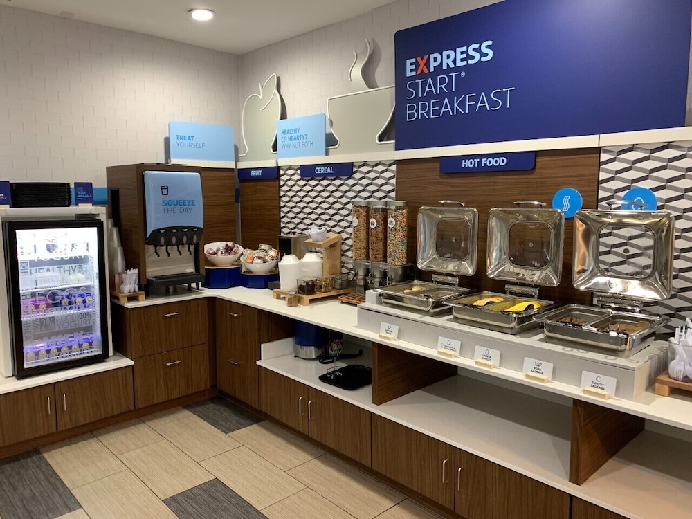 Holiday Inn Express Suites Evansville North 24/31