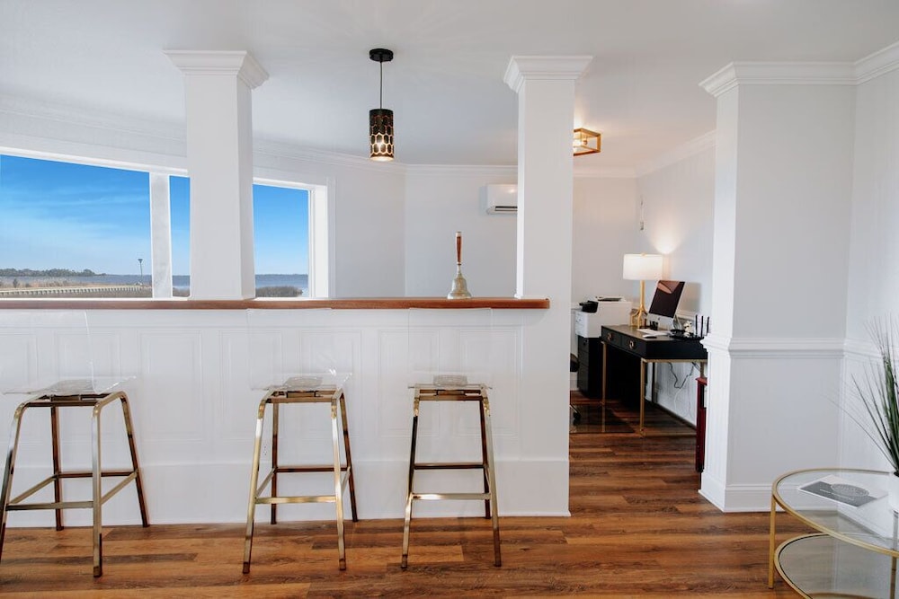 The Burrus House Inn Waterfront Suites 37/50