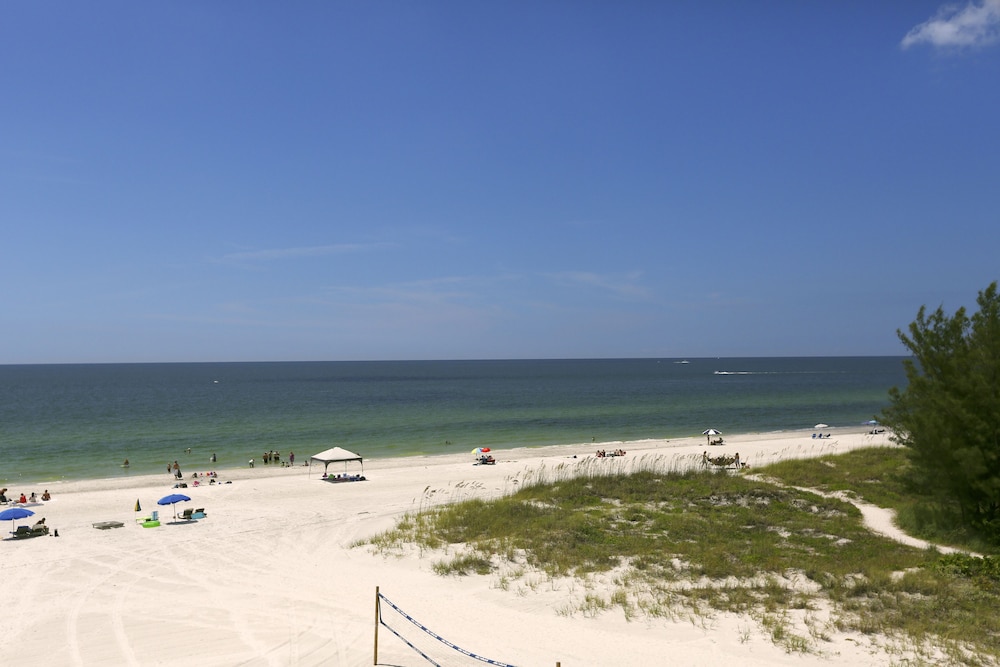 Barefoot Beach Hotel 67/70
